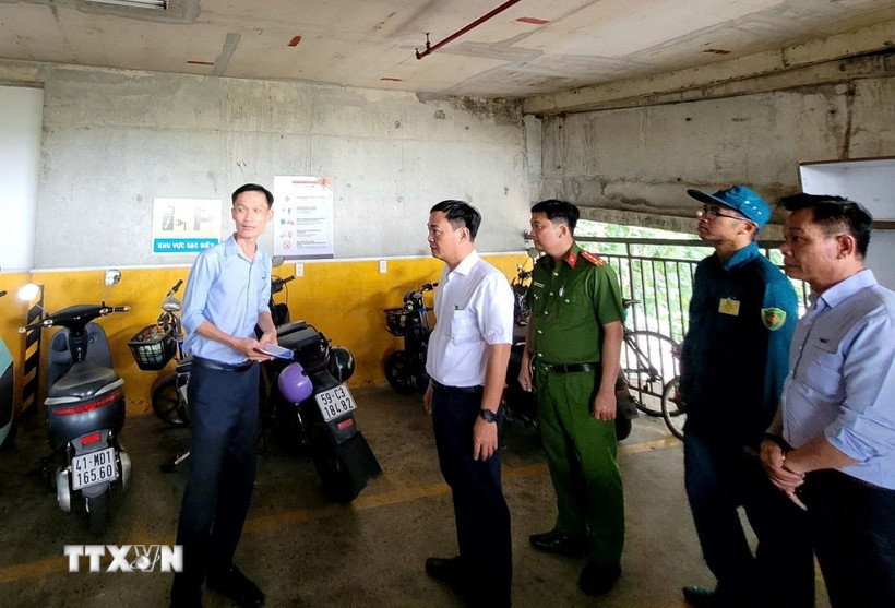 Kiểm tra an toàn cháy, nổ tại khu sạc pin xe điện tại chung cư Jamona City. (Ảnh: Linh Sơn/TTXVN)