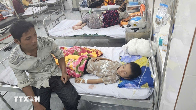 Nhiều học sinh phải nhập viện với các triệu chứng đau bụng, nôn ói, đi ngoài. (Ảnh: TTXVN phát)