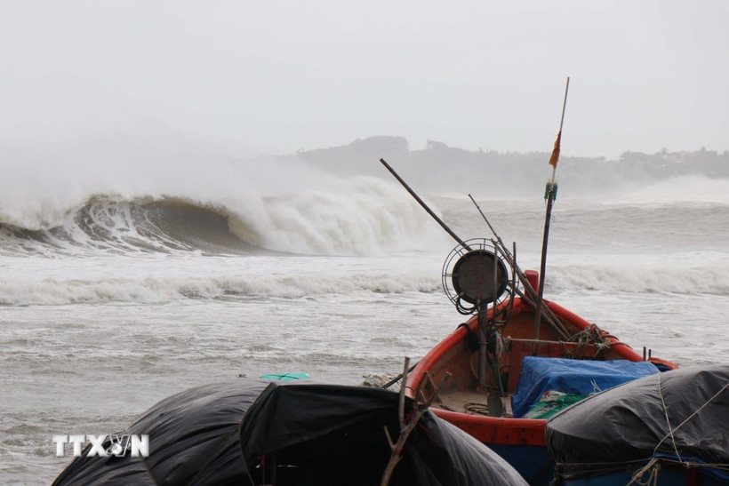Do ảnh hưởng bão số 12, vùng biển Quảng Ngãi hiện có sóng biển rất lớn. (Ảnh: Phạm Cường/TTXVN)