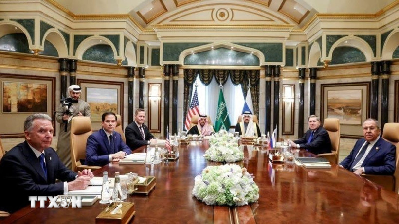 Đại diện của Nga và Mỹ tại cuộc đàm phán ở Riyadh, Saudi Arabia, ngày 18/2. (Ảnh: Reuters/TTXVN)