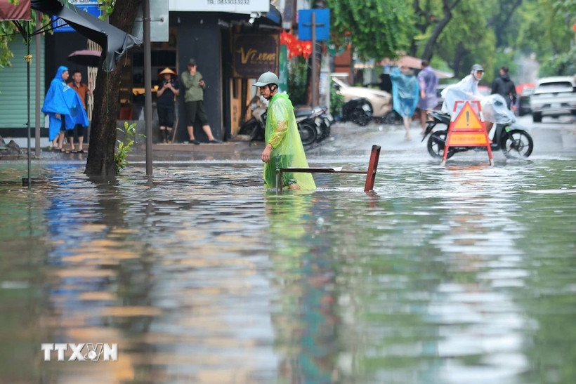 Nước ngập sâu trên phố Trần Quốc Toản ngày 7/10. (Ảnh: Hoàng Hiếu/TTXVN)