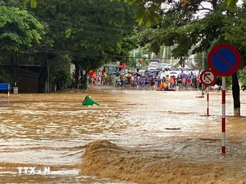Đường phố ở phường Thục Phán (Cao Bằng) bị chìm sâu trong nước lũ. (Ảnh: Quốc Đạt/TTXVN)