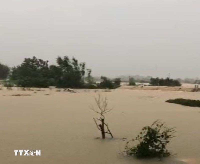 Nước lũ dâng cao làm vỡ đê bối sông Cầu tại tổ 33, phường Phan Đình Phùng, tỉnh Thái Nguyên. (Ảnh: Thảo Nguyên/TTXVN)