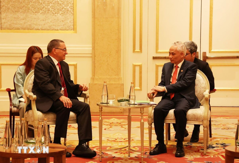 Chánh Văn phòng Trung ương Đảng Lê Hoài Trung tiếp Phó Chủ tịch Đảng Xã hội chủ nghĩa Thống nhất (Cộng hòa Bolivar Venezuela) Jesus Faria Tortosa. (Ảnh: Hồng Đạt/TTXVN)