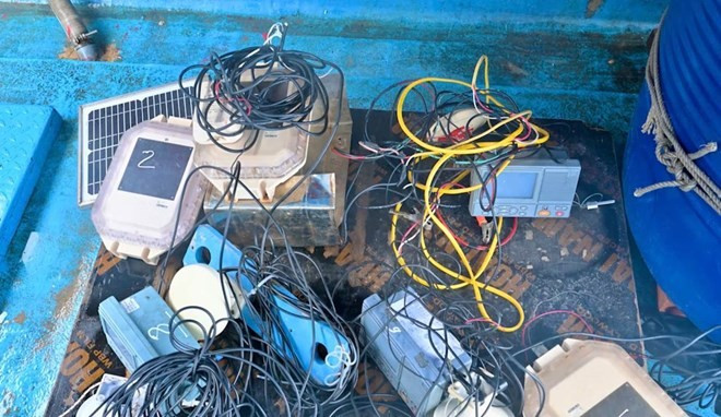 Các thiết bị thu được trên các tàu trong vụ án liên quan 13 tàu cá tháo thiết bị giám sát hành trình bị khởi tố. (Nguồn: Công an tỉnh Quảng Ninh)