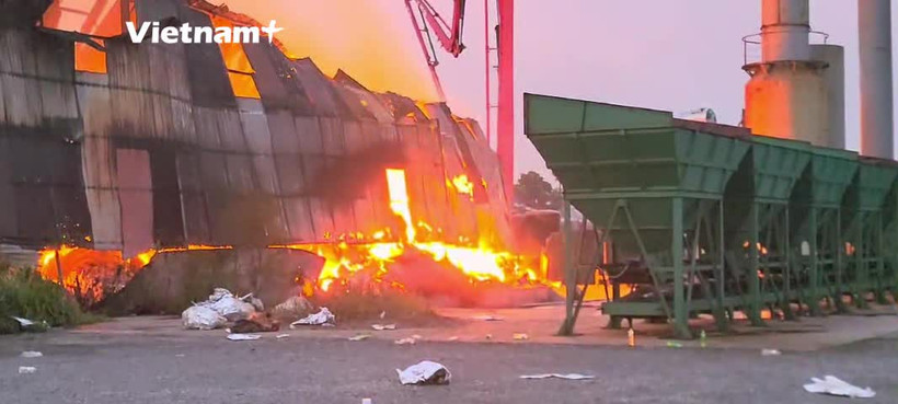 Cận cảnh đám cháy ở Hưng Yên vẫn đang bùng phát mạnh