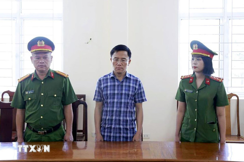 Ông Nguyễn Văn Hưng (giữa), nguyên Chủ tịch UBND xã Lộc Yên, bị khởi tố về hành vi để hơn 264 tấn xi măng phục vụ xây dựng nông thôn mới bị hư hỏng. (Ảnh: TTXVN phát)