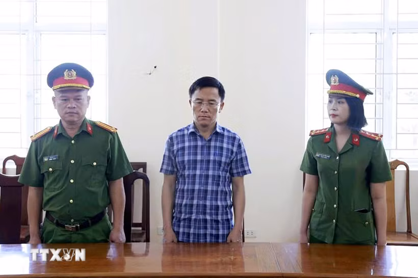 Ông Nguyễn Văn Hưng (giữa), nguyên Chủ tịch UBND xã Lộc Yên, bị khởi tố về hành vi để hơn 264 tấn xi măng phục vụ xây dựng nông thôn mới bị hư hỏng. (Ảnh: TTXVN phát)