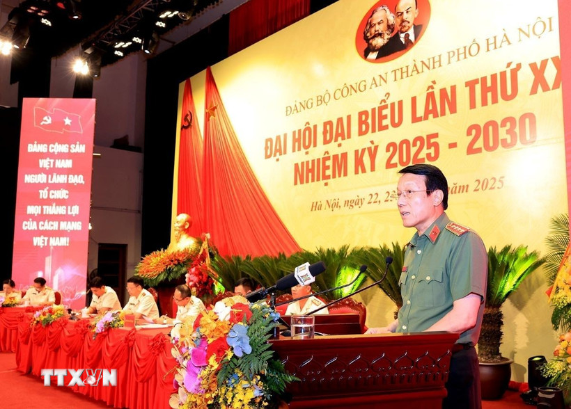 Đại tướng Lương Tam Quang, Uỷ viên Bộ Chính trị, Bộ trưởng Bộ Công an đến dự và chúc mừng đại hội. (Ảnh: Tuấn Anh/TTXVN)