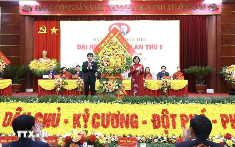 Bà Bùi Thị Minh Hoài, Ủy viên Bộ Chính trị, Bí thư Thành ủy chúc mừng Đại hội. (Ảnh: Quốc Lũy/TTXVN)