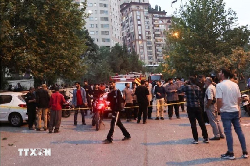 Người dân đổ xuống đường phố thủ đô Tehran sau các cuộc không kích của Israel nhằm vào nhiều mục tiêu ở Iran, ngày 13/6/2025. (Ảnh: Reuters/TTXVN)