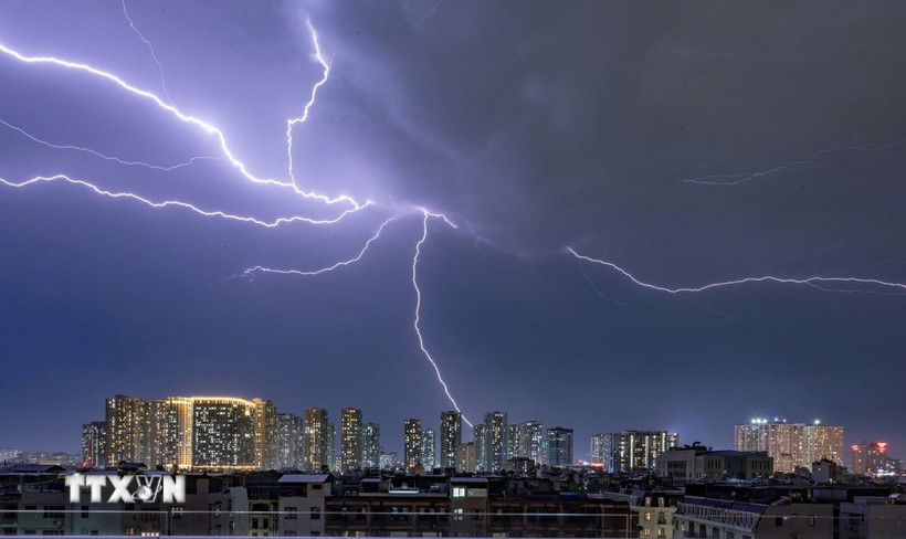 Dự báo nhiều khu vực trên cả nước có mưa dông vào chiều tối. (Ảnh: Phạm Tuấn Anh/TTXVN)