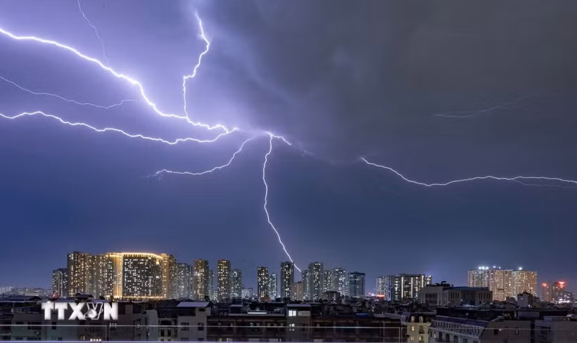 Trong mưa dông có khả năng xảy ra lốc, sét, mưa đá và gió giật mạnh. (Ảnh: Phạm Tuấn Anh/TTXVN)