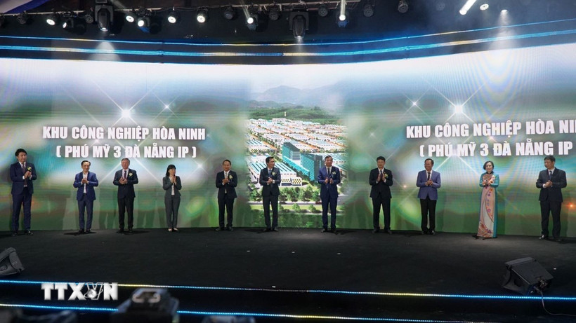 Đại diện lãnh đạo các Bộ ngành, thành phố Đà Nẵng và chủ đầu tư thực hiện nghi thức khởi động dự án. (Ảnh: Quốc Dũng/TTXVN)