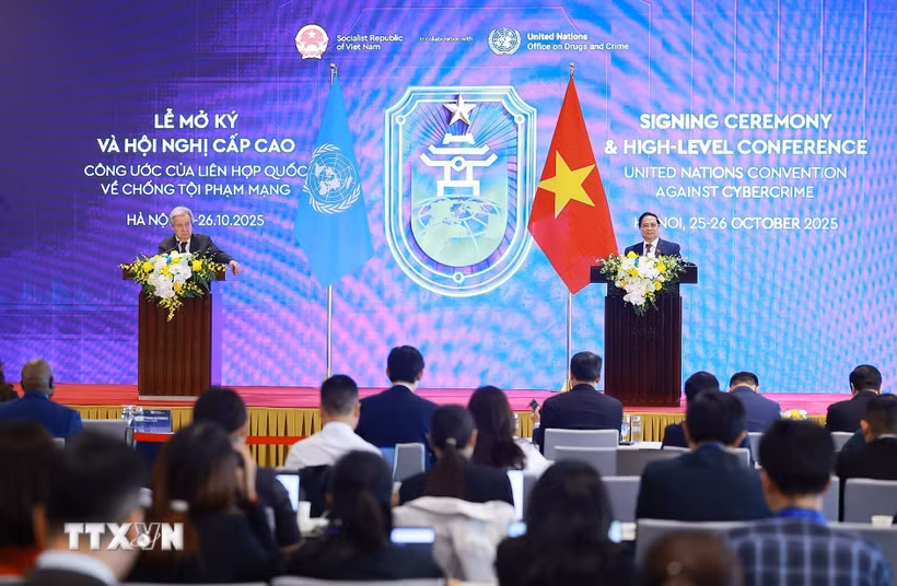 Thủ tướng Phạm Minh Chính cùng Tổng Thư ký Liên hợp quốc tại cuộc gặp gỡ báo chí Lễ mở ký và Hội nghị cấp cao Công ước của Liên hợp quốc về chống tội phạm mạng. (Ảnh: Dương Giang/TTXVN)