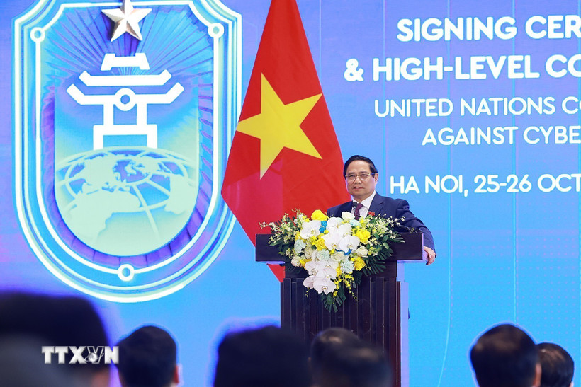 Thủ tướng Phạm Minh Chính phát biểu tại cuộc gặp gỡ báo chí Lễ mở ký và Hội nghị cấp cao Công ước của Liên hợp quốc về chống tội phạm mạng. (Ảnh: Dương Giang/TTXVN)