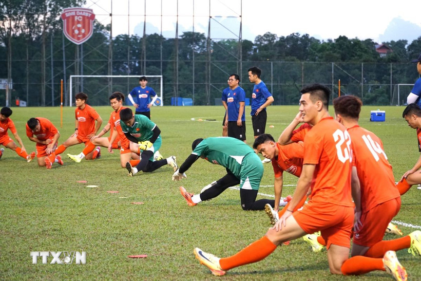 Đội tuyển Việt Nam tại buổi tập đầu tiên tại Trung tâm huấn luyện Sime Darby, bang Selangor-Malaysia. (Ảnh: Hằng Linh/TTXVN)