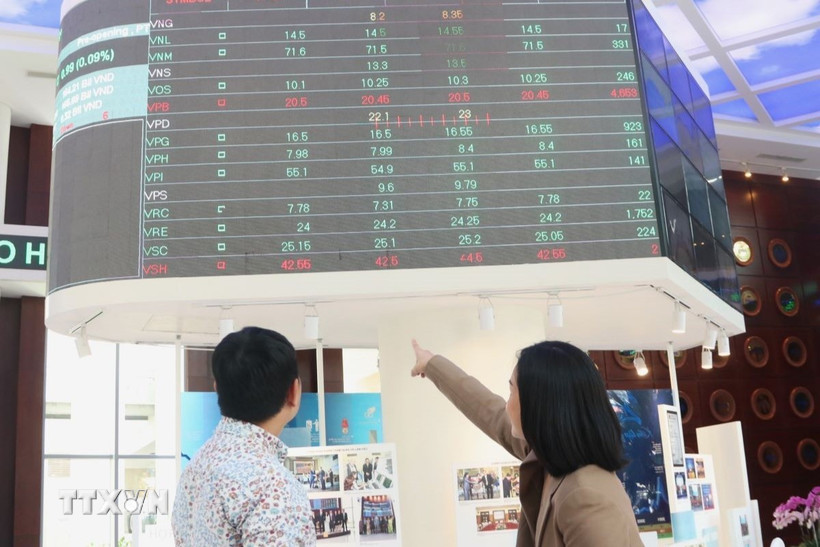 Nhà đầu tư theo dõi diễn biến thị trường chứng khoán tại Sở Giao dịch Chứng khoán Thành phố Hồ Chí Minh (HOSE). (Ảnh: Hứa Chung/TTXVN)