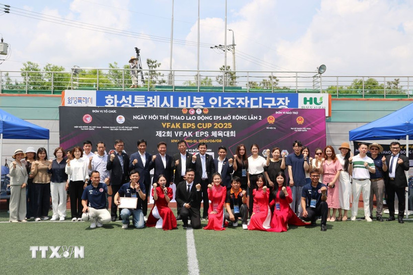 Các đại biểu và khách mời chụp ảnh lưu niệm tại lễ khai mạc EPS VFAK CUP 2025. (Ảnh: Đức Thắng/TTXVN)