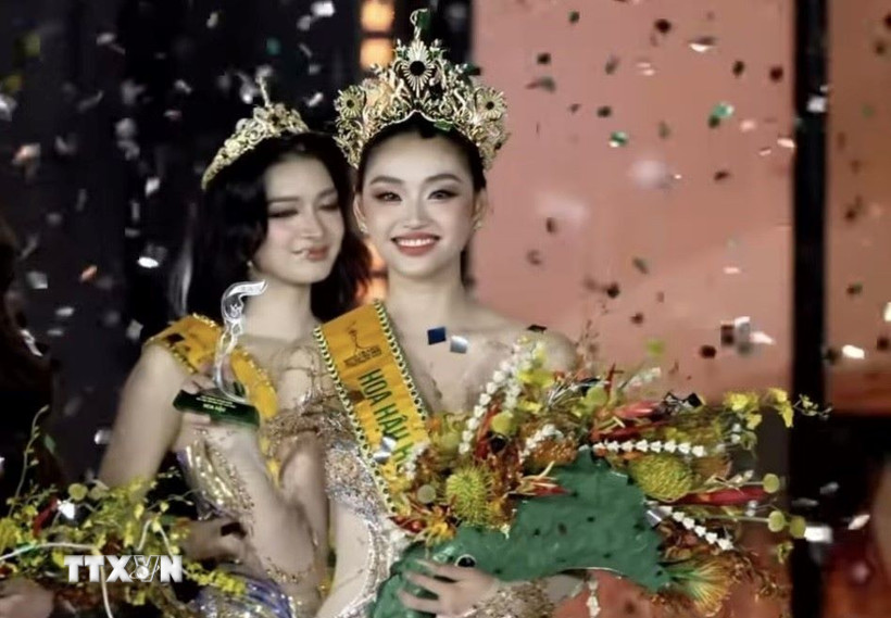 Khoảnh khắc đăng quang rạng rỡ của tân Hoa hậu Nguyễn Thị Yến Nhi. (Ảnh: TTXVN phát)