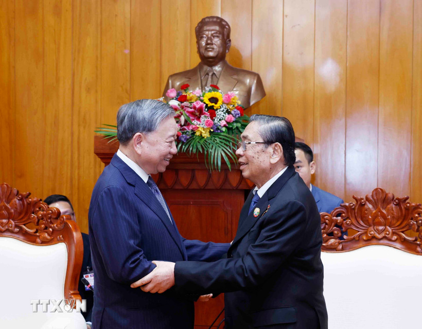 Tổng Bí thư Tô Lâm gặp nguyên Tổng Bí thư, Chủ tịch nước Lào Choummaly Sayasone. (Ảnh: Thống Nhất/TTXVN)