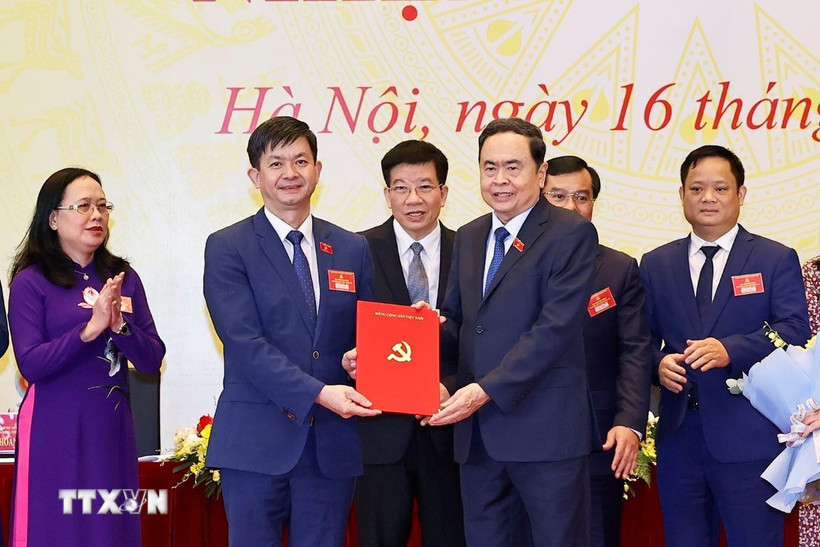 Chủ tịch Quốc hội Trần Thanh Mẫn trao Quyết định chỉ định Ban Chấp hành, Ban Thường Vụ Bí thư, Phó Bí thư, Ủy ban Kiểm tra Đảng bộ Văn phòng Quốc hội khóa XV, nhiệm kỳ 2025-2030. (Ảnh: Doãn Tấn/TTXVN)