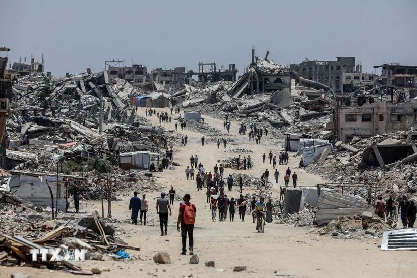 Người dân Palestine tại thị trấn Beit Lahia, phía Bắc Dải Gaza ngày 4/6/2025. (Ảnh: THX/TTXVN)