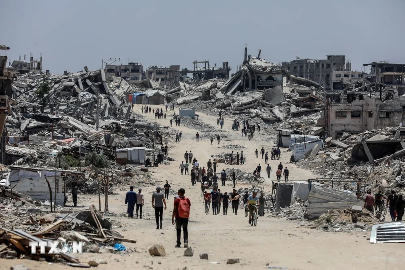 Người dân Palestine tại thị trấn Beit Lahia, phía Bắc Dải Gaza ngày 4/6/2025. (Ảnh: THX/TTXVN)