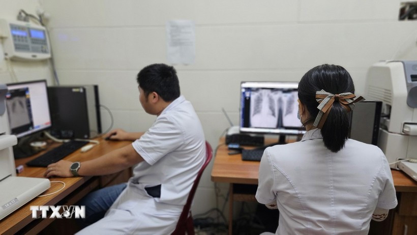 Các trạm y tế được đầu tư đầy đủ các khoa, phòng, trang thiết bị y tế cần thiết để đáp ứng yêu cầu chăm sóc sức khỏe ban đầu cho người dân. (Ảnh minh họa: Mai Trang/TTXVN)