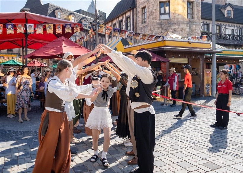 Du khách trở thành một phần không thể thiếu của show “Happy Fair.”