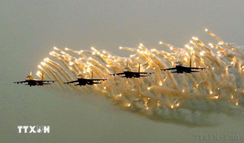 Không quân Việt Nam được trang bị dòng máy bay tiêm kích hiện đại Su-30MK2, hiện thực hóa chủ trương tiến thẳng lên hiện đại. (Ảnh: Lâm Khánh/TTXVN)