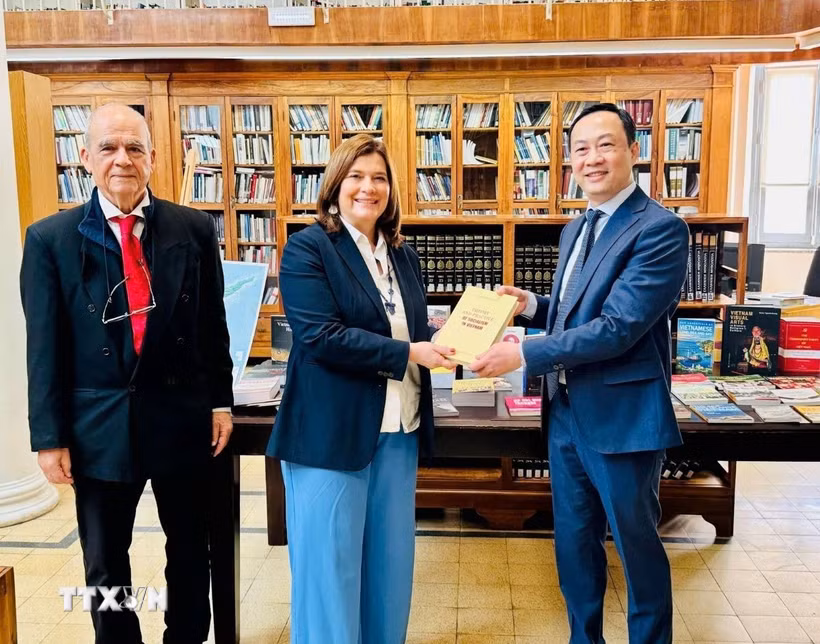 Đại sứ Dương Hải Hưng trao tặng sách cho Thứ trưởng Bộ Văn hóa Síp, bà Vasiliki Kassianidou. (Ảnh do Đại sứ quán cung cấp/TTXVN phát)