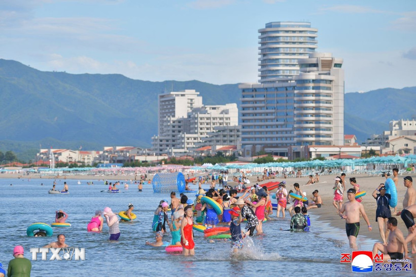 Người dân Triều Tiên tại khu du lịch Wonsan Kalma ở bờ biển phía Đông Triều Tiên. (Ảnh: Yonhap/TTXVN)