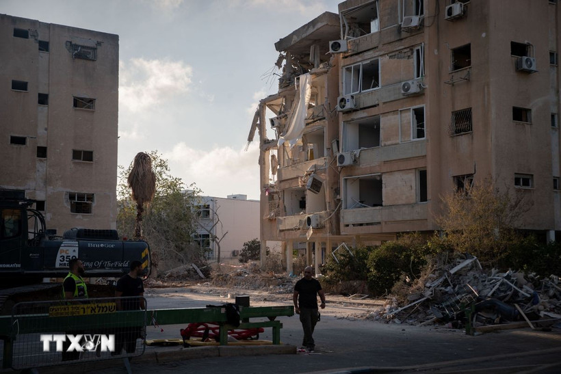 Tòa nhà bị hư hại sau vụ tấn công tên lửa tại Tel Aviv, Israel. (Ảnh: THX/TTXVN)