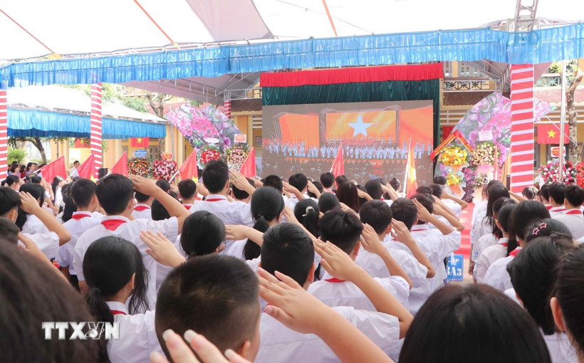 Học sinh Trường THCS Đoàn Kết, tỉnh Lai Châu, làm lễ chào cờ tại Lễ khai giảng năm học mới. (Ảnh: Nguyễn Oanh/TTXVN)