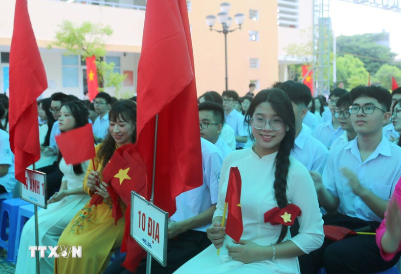 Học sinh lớp 10 chuyên Địa, Trường THPT chuyên Trần Phú (Hải Phòng) dự lễ khai giảng. (Ảnh: Minh Thu/TTXVN)