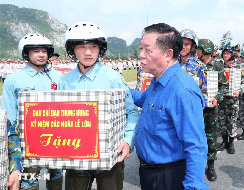 Trưởng Ban Tuyên giáo và Dân vận Trung ương Nguyễn Trọng Nghĩa tặng quà các đoàn tham gia hợp luyện. (Ảnh: Trọng Đức/TTXVN)