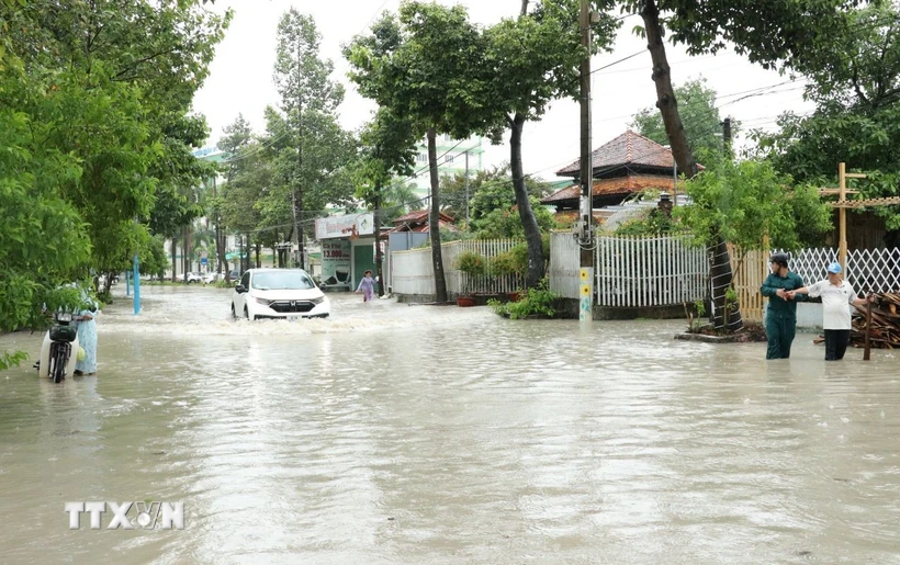 Ngập sau mưa lớn trên đường Hồ Văn Cống, phường Tương Bình Hiệp, thành phố Thủ Dầu Một, tỉnh Bình Dương. (Ảnh: Dương Chí Tưởng/TTXVN)