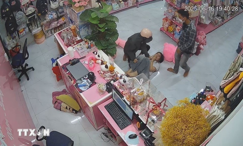 2 đối tượng dùng dao khống chế nhân viên cửa hàng quà tặng cướp tài sản. (Ảnh: TTXVN phát)