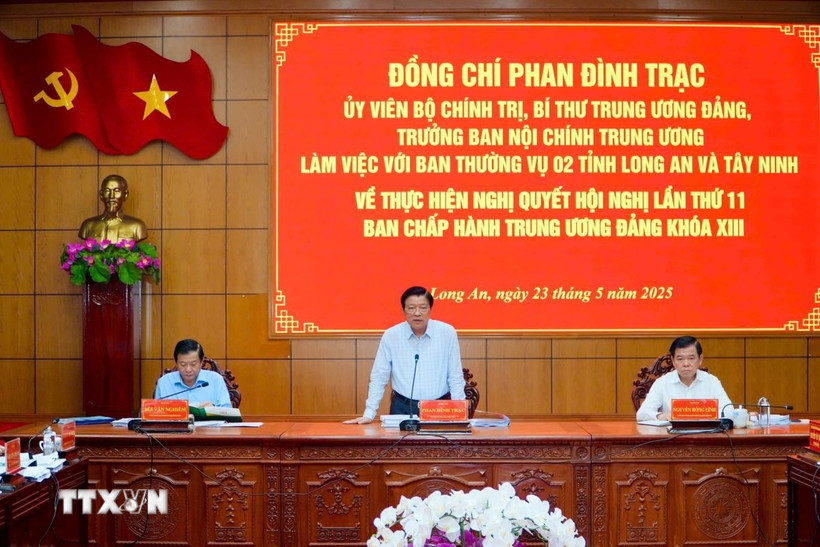 Ủy viên Bộ Chính trị, Bí thư Trung ương Đảng, Trưởng Ban Nội chính Trung ương Phan Đình Trạc, phát biểu chỉ đạo tại buổi làm việc với Ban thường vụ 2 tỉnh Long An và Tây Ninh. (Ảnh: TTXVN phát)