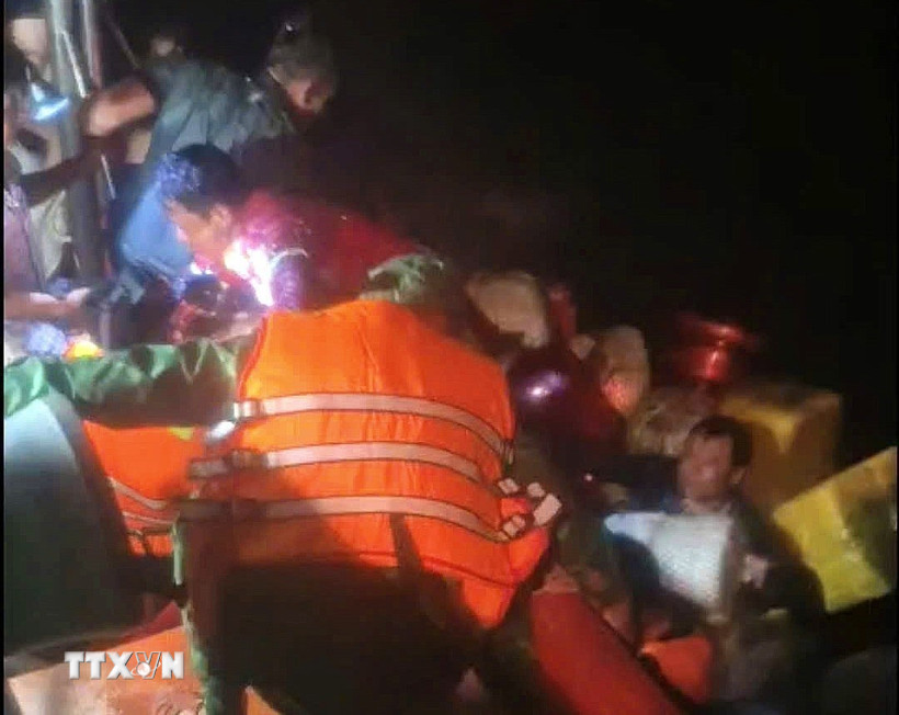 Các thuyền viên gặp nạn được tổ công tác Đồn Biên phòng Rạch Gốc đưa lên tàu an toàn. (Ảnh: TTXVN phát)