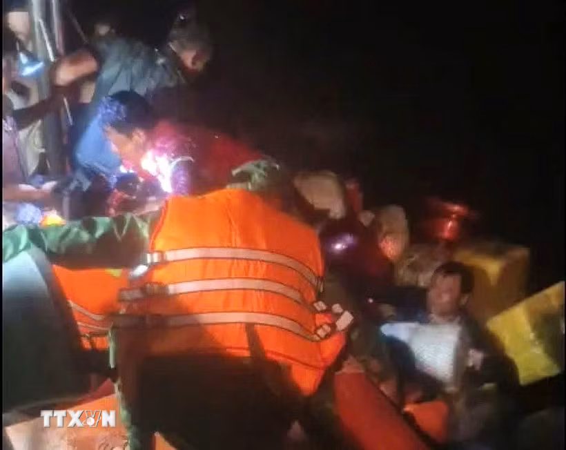 Các thuyền viên gặp nạn được bộ đội Đồn Biên phòng đưa lên tàu an toàn. (Ảnh minh họa: TTXVN phát)