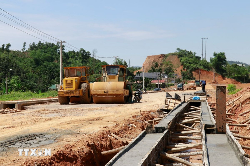 Các nhà thầu chờ mặt bằng để thi công nền đường. (Ảnh: Đinh Thùy/TTXVN)