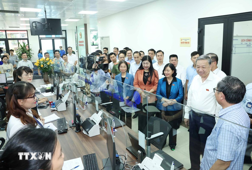Tổng Bí thư Tô Lâm thăm Trung tâm phục vụ hành chính công phường Đống Đa, Hà Nội. (Ảnh: Thống Nhất/TTXVN)