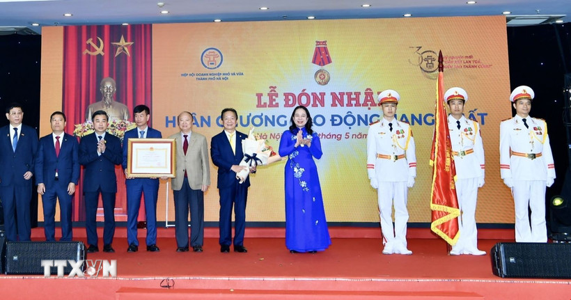 Phó Chủ tịch nước Võ Thị Ánh Xuân trao Huân chương Lao động hạng Nhất cho Hiệp hội. (Ảnh: Quốc Lũy/TTXVN)