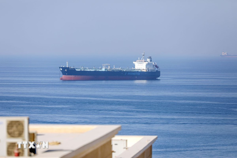 Một con tàu di chuyển qua kênh đào Suez, Ai Cập. (Ảnh: THX/TTXVN)