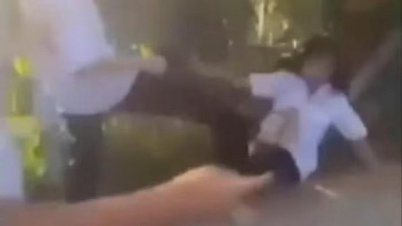 Một số học sinh nữ đánh bạn rồi quay clip tung lên mạng xã hội. (Ảnh cắt từ clip)