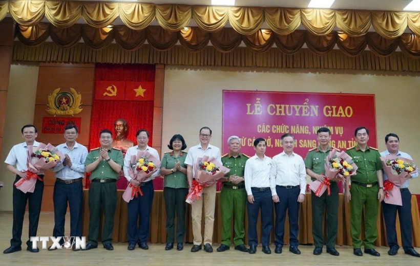Lãnh đạo tỉnh Bà Rịa-Vũng Tàu tặng hoa các sở, ngành bàn giao chức năng, nhiệm vụ về Công an tỉnh. (Ảnh: Đoàn Mạnh Dương/TTXVN)