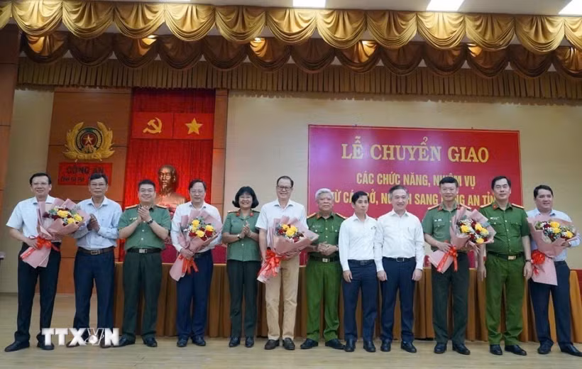 Lãnh đạo tỉnh Bà Rịa-Vũng Tàu tặng hoa các sở, ngành bàn giao chức năng, nhiệm vụ về Công an tỉnh. (Ảnh: Đoàn Mạnh Dương/TTXVN)