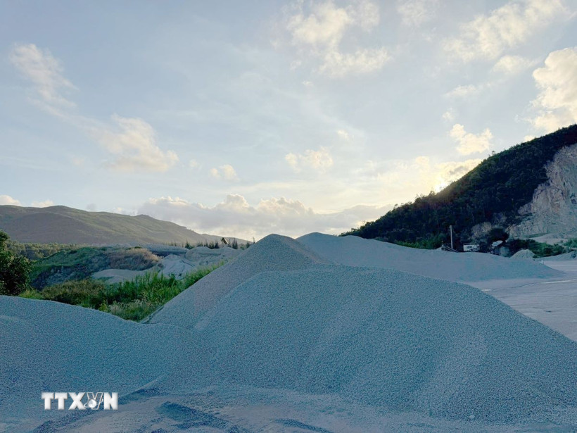 Công ty TNHH MTV Hoàng Nguyên Hải đang sử dụng gần 10.500m2 đất nông nghiệp tại thôn Vạn Lý, xã Nguyễn Nghiêm tỉnh Quảng Ngãi để làm bãi chứa đá vật liệu xây dựng, đặt máy móc, thiết bị là sai mục đích sử dụng đất. (Ảnh: Cao Nguyên/TTXVN)